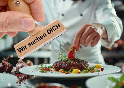 Stempel "Wir suchen Dich" vor einem Koch, der gerade Essen anrichtet